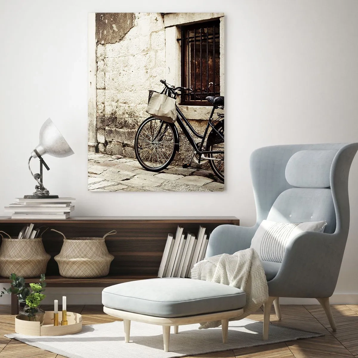Cuadro sobre vidrio - Impresiones sobre Vidrio - Una bicicleta contra una pared de piedra con una ventana y puerta de estilo retro. - 80x120cm - Regreso al pasado - Decoración de pared moderna para salón y dormitorio ARTTOR