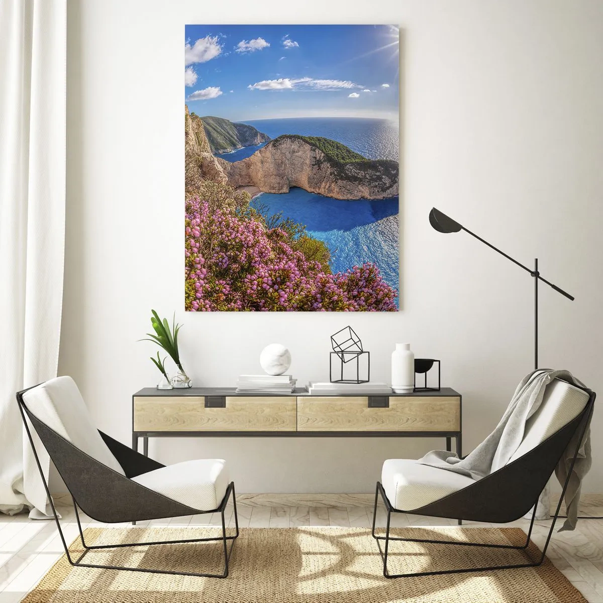 Cuadro sobre vidrio - Impresiones sobre Vidrio - Un acantilado con flores, un mar turquesa y un soleado paisaje griego. - 80x120cm - Mis grandes vacaciones en Grecia - Decoración de pared moderna para salón y dormitorio ARTTOR