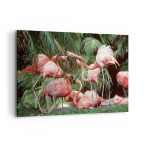 Cuadro sobre lienzo - Impresión de Imagen - Un grupo de flamencos en un entorno tropical rodeado de palmeras. - 120x80cm - Cotilleos de la tarde - Decoración de pared moderna para salón y dormitorio ARTTOR