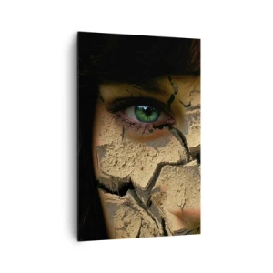 Cuadro sobre lienzo - Impresión de Imagen - El rostro de una mujer de ojos verdes cubierto con una estructura de tierra agrietada. - 80x120cm - Deleite y asombro - Decoración de pared moderna para salón y dormitorio ARTTOR