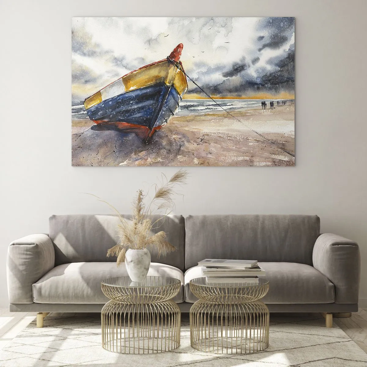 Cuadro sobre vidrio - Impresiones sobre Vidrio - Un barco colorido en la playa en un día nublado. - 70x50cm - Descansando en la orilla - Decoración de pared moderna para salón y dormitorio ARTTOR