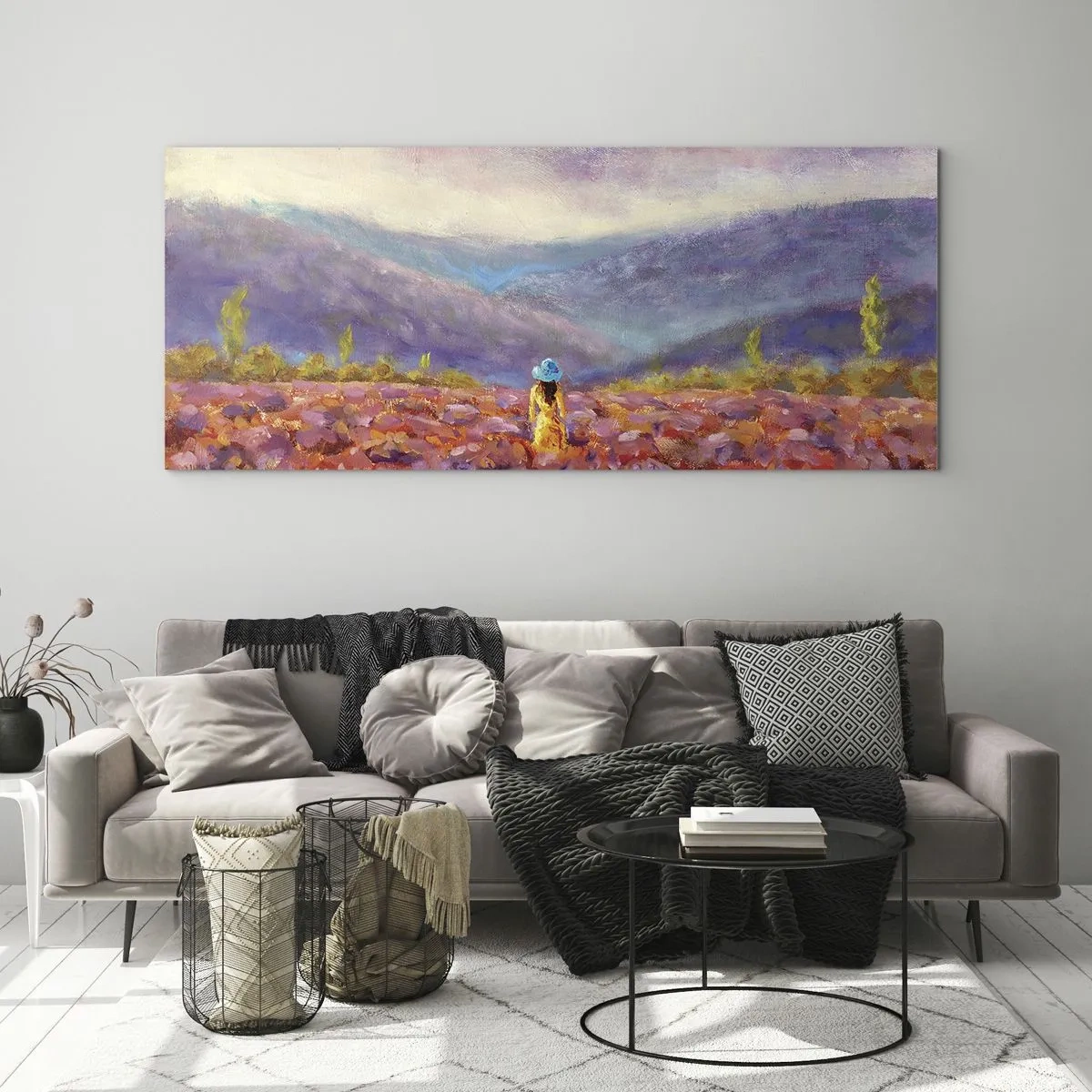 Cuadro sobre vidrio - Impresiones sobre Vidrio - Una mujer con sombrero caminando por un campo de lavanda. - 160x50cm - En un mundo de lavanda - Decoración de pared moderna para salón y dormitorio ARTTOR
