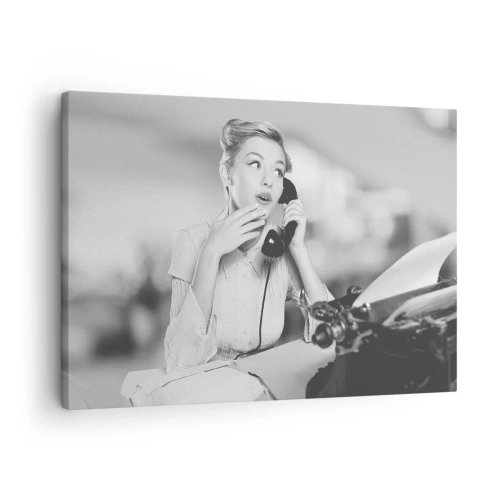 Cuadro sobre lienzo - Impresión de Imagen - Una mujer hablando por teléfono frente a una máquina de escribir. - 70x50cm - ¿Diga?, estamos en los años 50. - Decoración de pared moderna para salón y dormitorio ARTTOR
