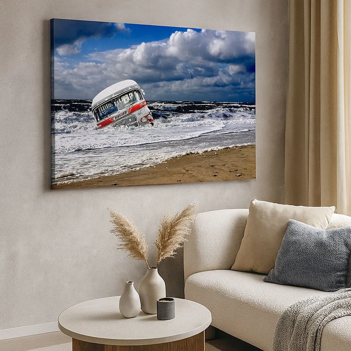 Cuadro sobre lienzo - Impresión de Imagen - Un autobús hundido en la playa en medio de olas y mares agitados - 70x50cm - ¿Y qué te sorprende? - Decoración de pared moderna para salón y dormitorio ARTTOR