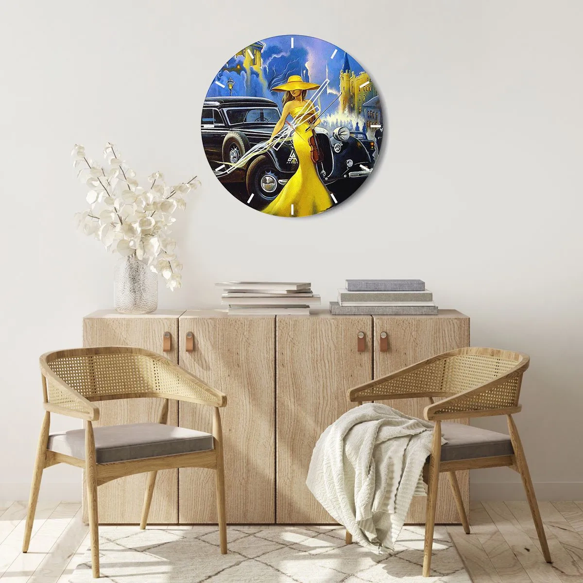 Reloj de pared - Reloj de vidrio - Una mujer con un vestido amarillo con un violín junto a un coche clásico. - 30x30cm - Noche de violín y pasión - Decoración de pared moderna para salón, cocina y dormitorio ARTTOR