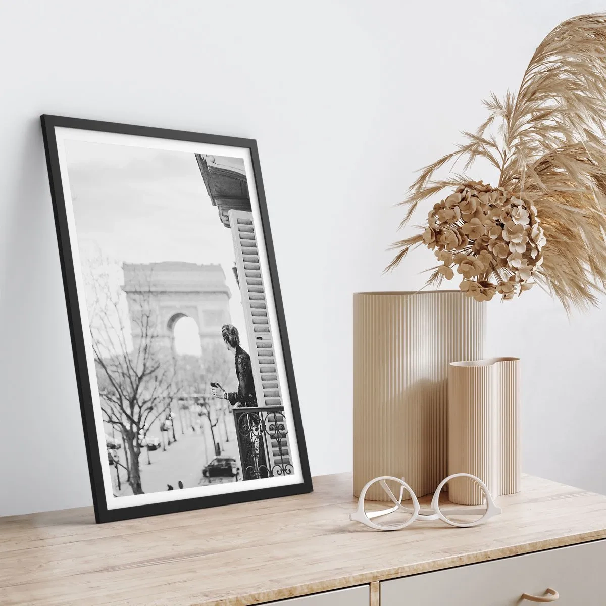 Póster en marco negro - Hombre en un balcón con vistas al Arco del Triunfo - 50x70cm - Una habitación con vistas - Decoración de pared moderna para salón y dormitorio ARTTOR