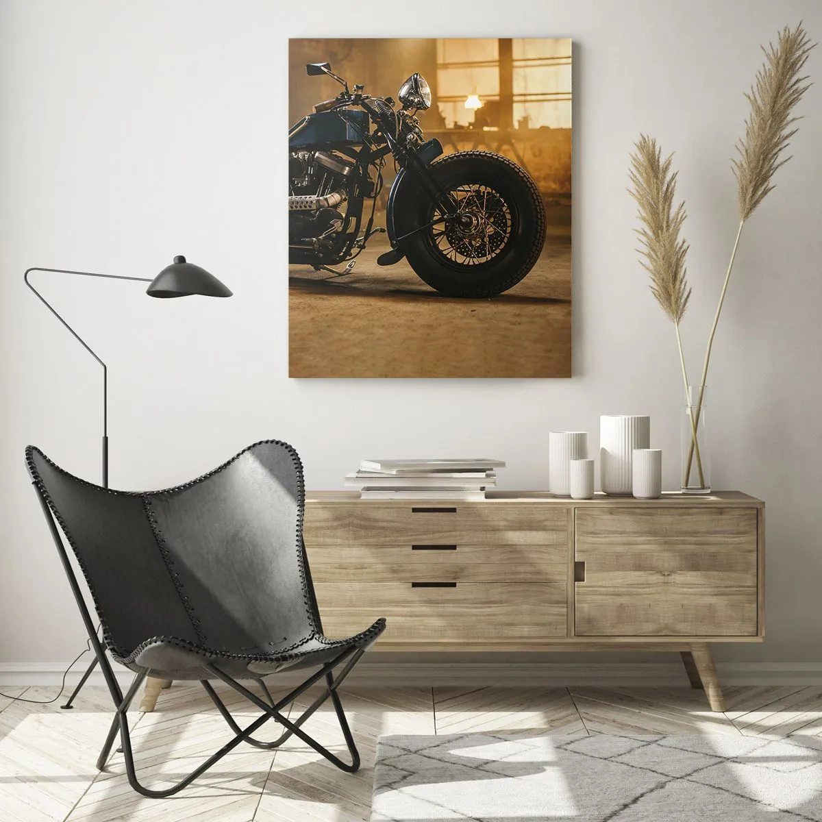 Cuadro sobre vidrio - Impresiones sobre Vidrio - Una motocicleta elegante en un interior industrial con iluminación cálida. - 70x100cm - Puedo hacer cualquier cosa - Decoración de pared moderna para salón y dormitorio ARTTOR