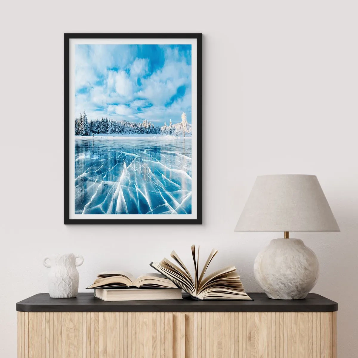 Póster en marco negro - Un lago congelado en un paisaje invernal. - 50x70cm - Vista deslumbrante y cristalina - Decoración de pared moderna para salón y dormitorio ARTTOR