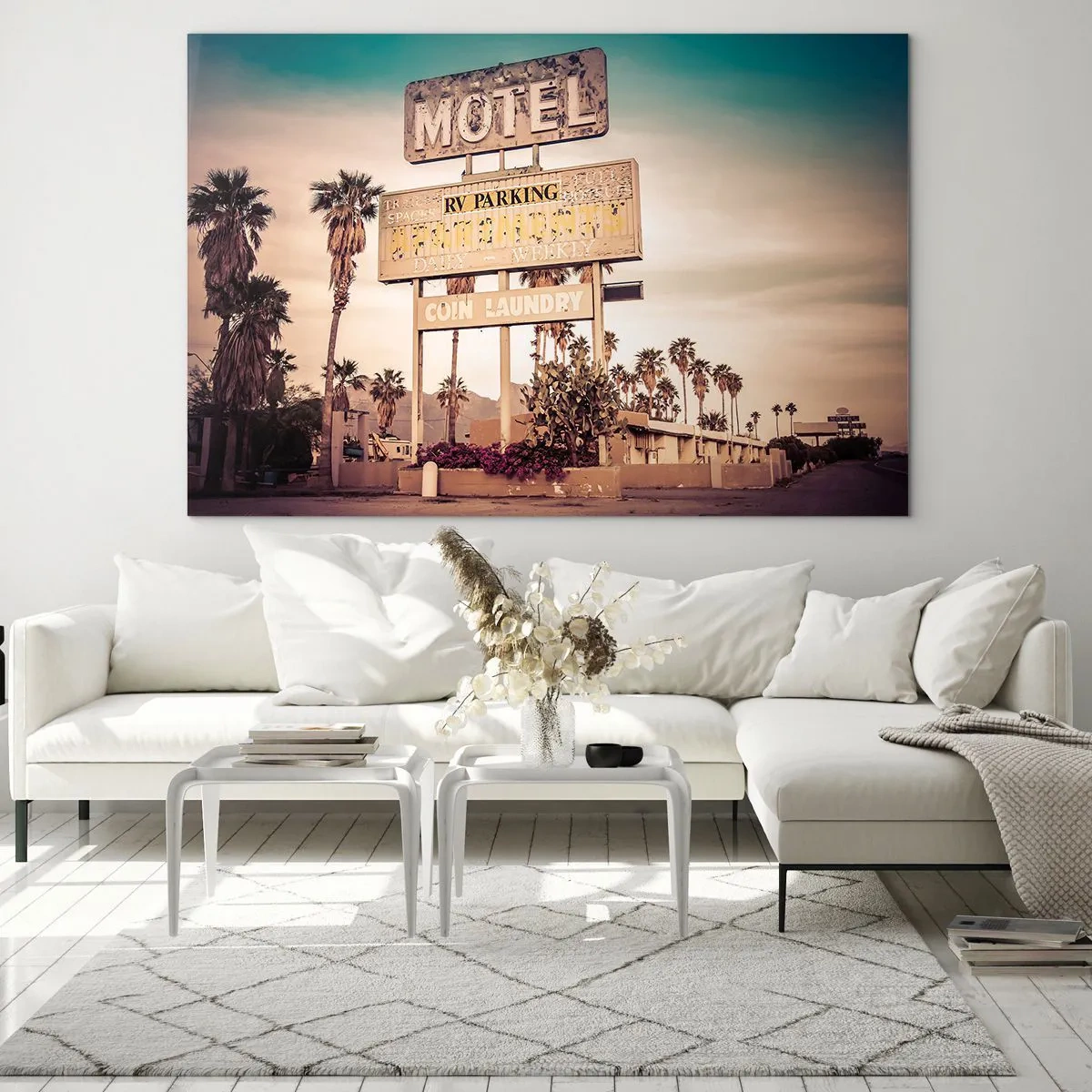 Cuadro sobre vidrio - Impresiones sobre Vidrio - Un antiguo letrero de motel rodeado de palmeras crea un ambiente retro. - 120x80cm - El tiempo se detuvo - Decoración de pared moderna para salón y dormitorio ARTTOR