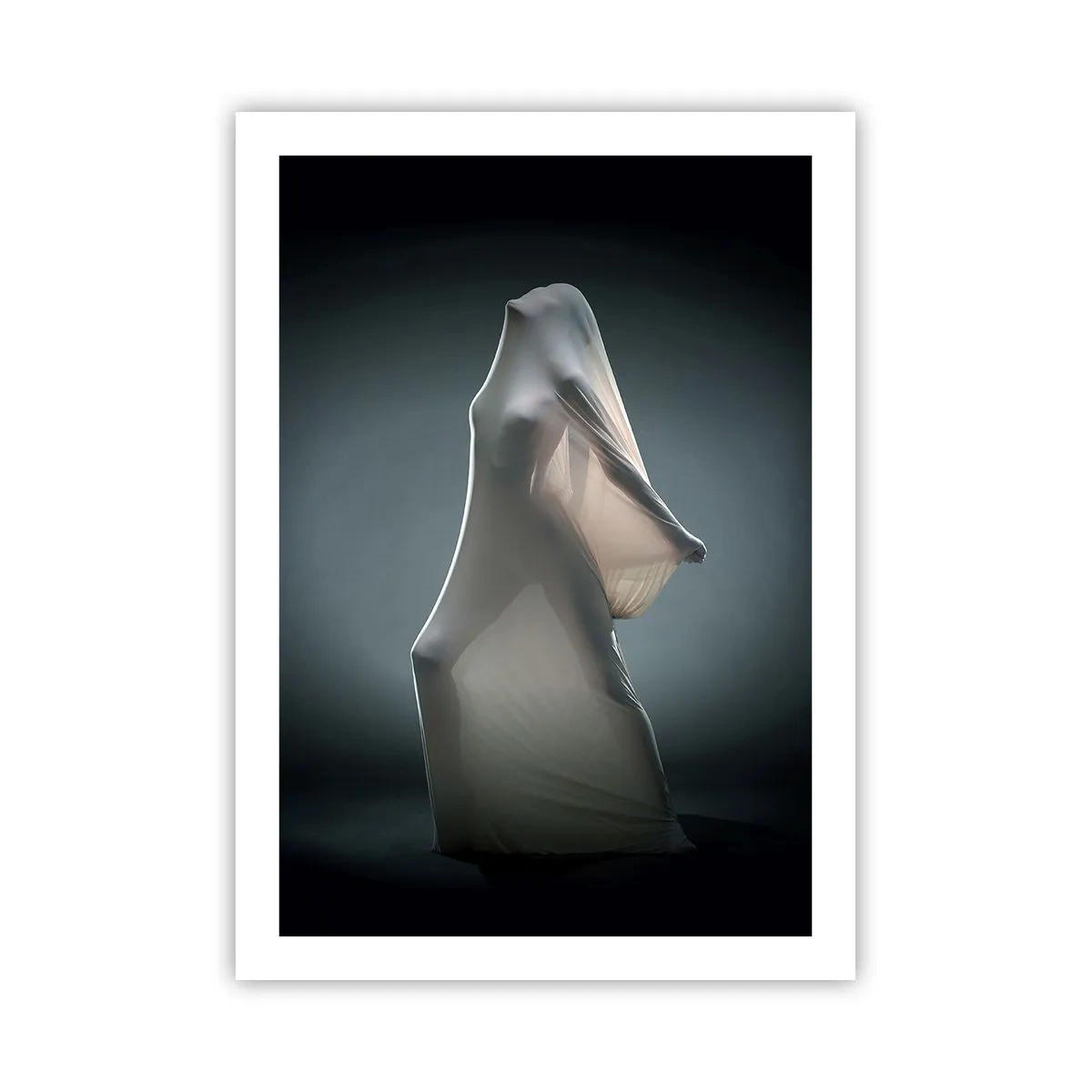 Póster - Una figura oculta bajo un material transparente en un fondo oscuro. - 50x70cm - Deseos ocultos - Decoración de pared moderna para salón y dormitorio ARTTOR