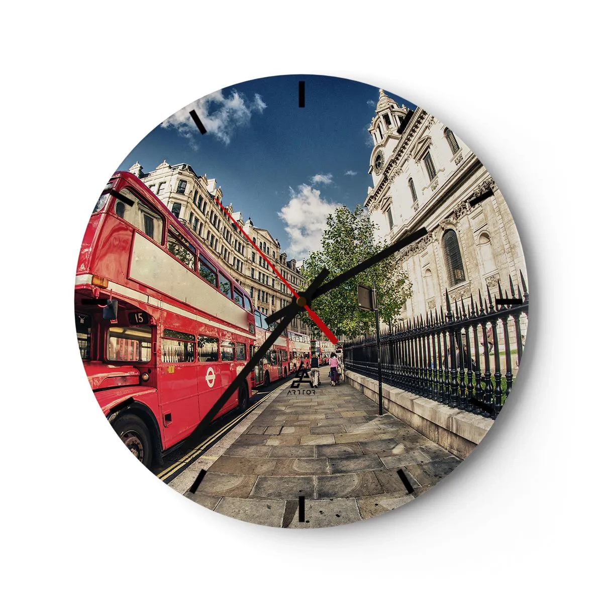 Reloj de pared - Reloj de vidrio - Un autobús rojo de dos pisos en una calle de la ciudad en un día soleado. - 30x30cm - Una calle de Londres en gris y rojo - Decoración de pared moderna para salón, cocina y dormitorio ARTTOR
