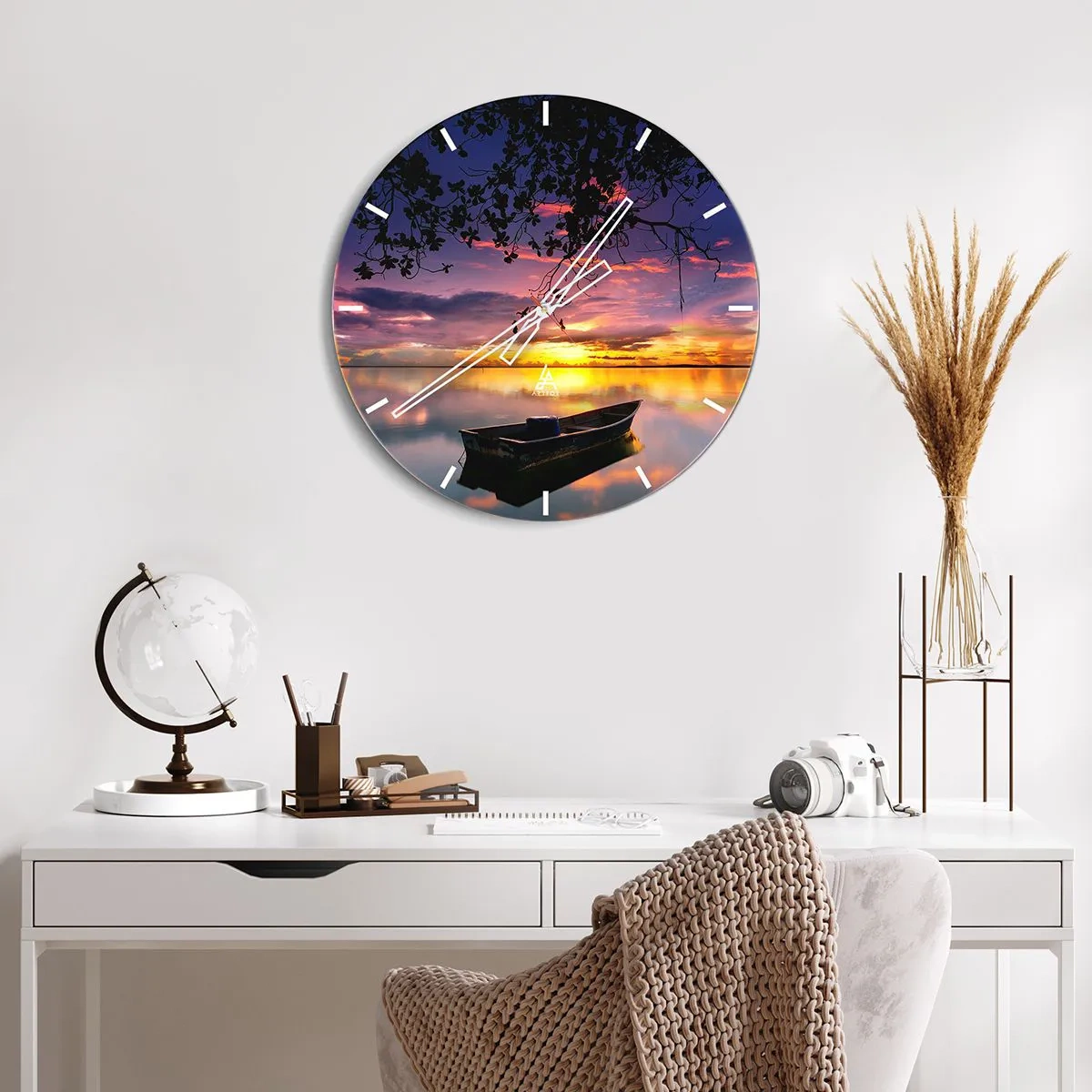Reloj de pared - Reloj de vidrio - Un barco en un lago a la luz del sol poniente. - 30x30cm - Un cielo de ensueño - Decoración de pared moderna para salón, cocina y dormitorio ARTTOR