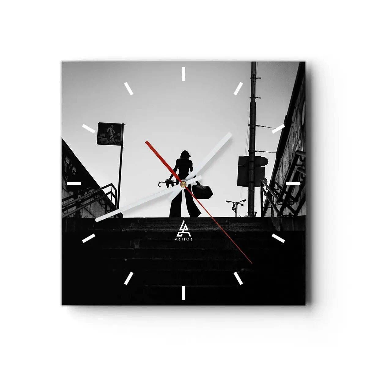 Reloj de pared - Reloj de vidrio - Una figura de mujer en las escaleras en blanco y negro con una atmósfera dinámica. - 30x30cm - Paseo urbano - Decoración de pared moderna para salón y dormitorio ARTTOR