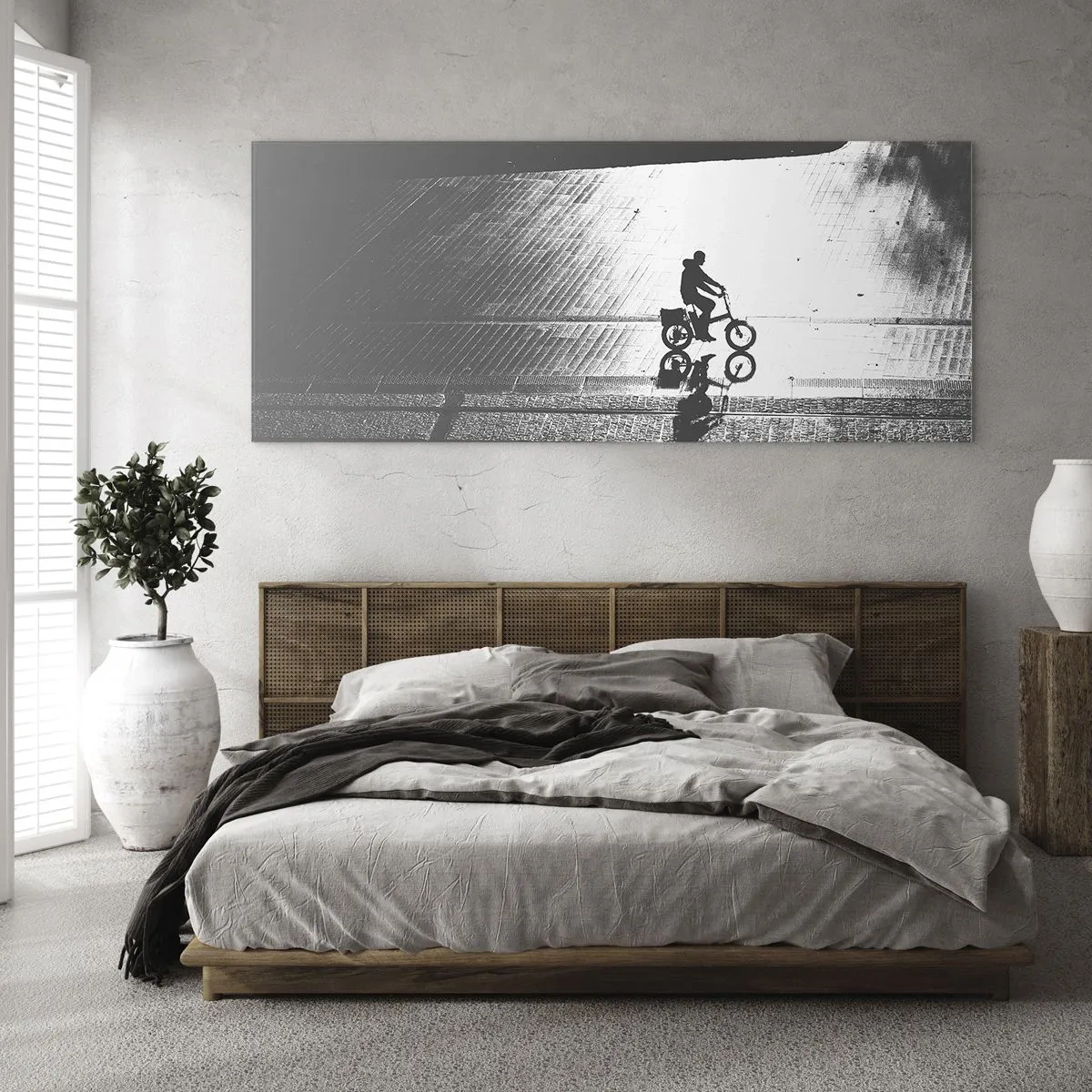 Cuadro sobre vidrio - Impresiones sobre Vidrio - Silueta en blanco y negro de un ciclista en una calle mojada - 160x50cm - Adelante, a través de la ciudad - Decoración de pared moderna para salón y dormitorio ARTTOR
