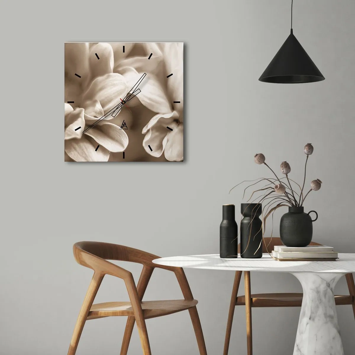 Reloj de pared - Reloj de vidrio - Primer plano de flores en un delicado tono sepia con contornos suaves. - 30x30cm - Suave como una sonrisa - Decoración de pared moderna para salón y dormitorio ARTTOR