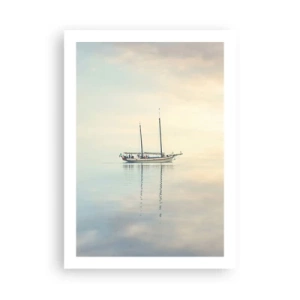 Póster - Un barco en un mar en calma con un suave reflejo. - 50x70cm - En un mar de silencio - Decoración de pared moderna para salón y dormitorio ARTTOR