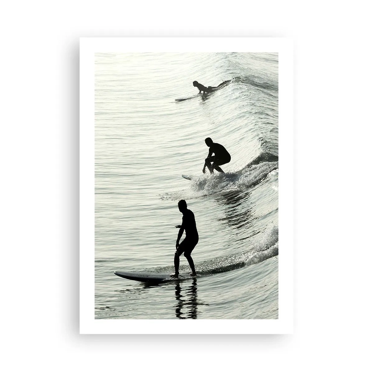Póster - Tres surfistas montando las olas en un estilo monocromático. - 50x70cm - Al encuentro de la ola - Decoración de pared moderna para salón y dormitorio ARTTOR