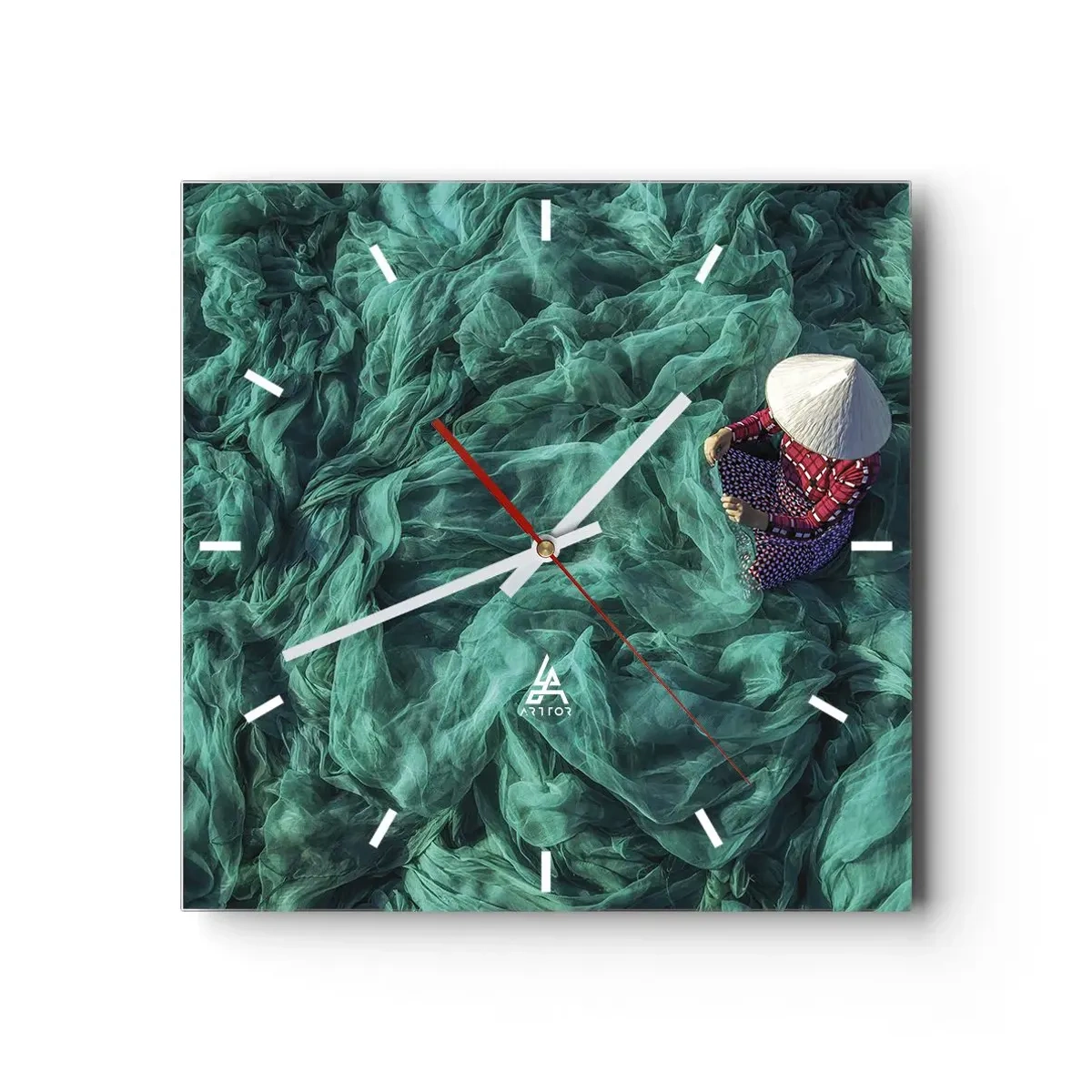 Reloj de pared - Reloj de vidrio - Una persona con sombrero entre redes de pesca verdes. - 30x30cm - En un mar de redes - Decoración de pared moderna para salón y dormitorio ARTTOR