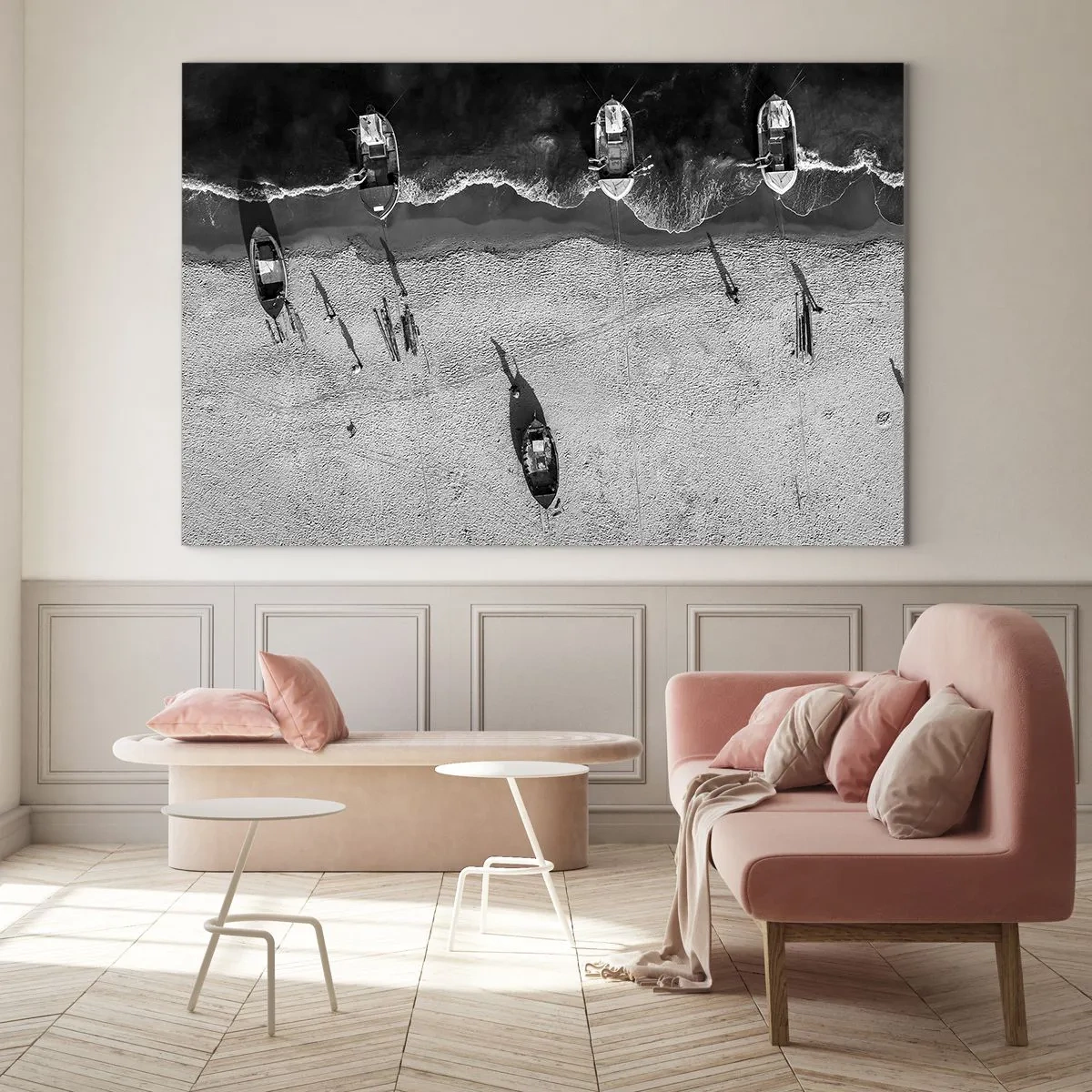 Cuadro sobre vidrio - Impresiones sobre Vidrio - Barcos en blanco y negro y sus sombras en una playa de arena vistos desde arriba - 120x80cm - Aún en la orilla... - Decoración de pared moderna para salón y dormitorio ARTTOR
