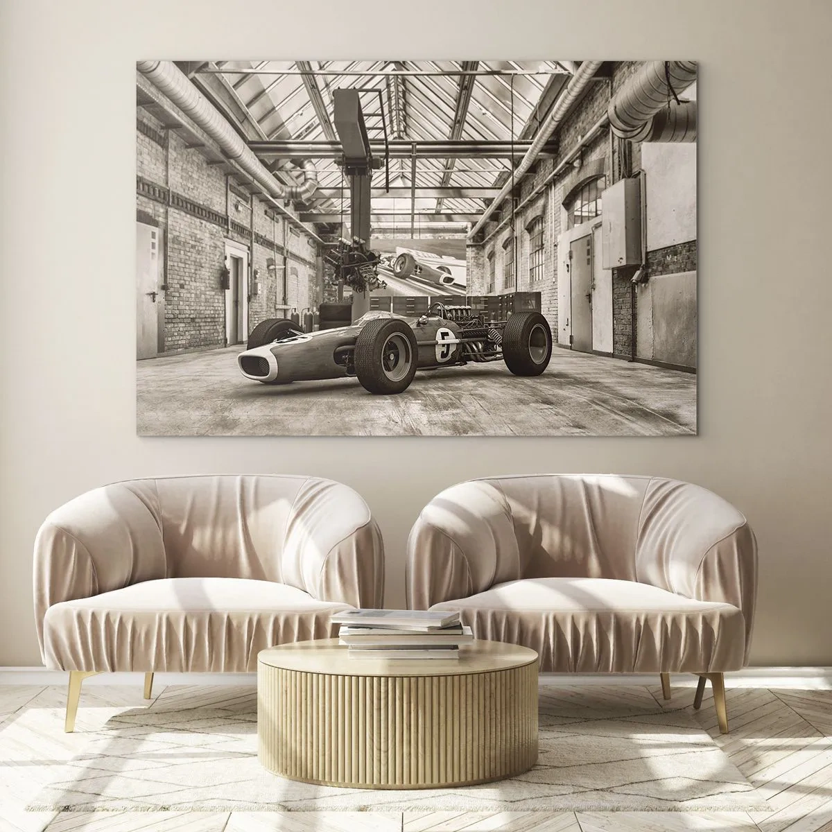 Cuadro sobre vidrio - Impresiones sobre Vidrio - Un coche de carreras clásico en una nave industrial. - 100x70cm - El descanso del vencedor - Decoración de pared moderna para salón y dormitorio ARTTOR