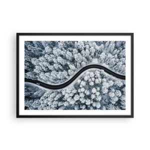 Póster en marco negro - Una vista de pájaro de un camino sinuoso en un bosque invernal. - 70x50cm - A través de un bosque invernal - Decoración de pared moderna para salón y dormitorio ARTTOR