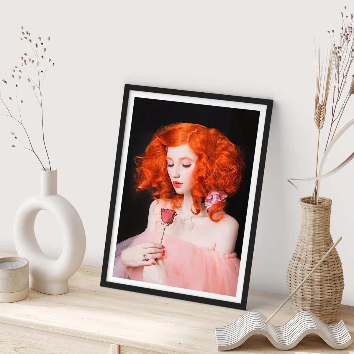 Póster en marco negro - Retrato de una mujer pelirroja con una rosa sobre un fondo negro. - 50x70cm - En estilo barroco - Decoración de pared moderna para salón y dormitorio ARTTOR
