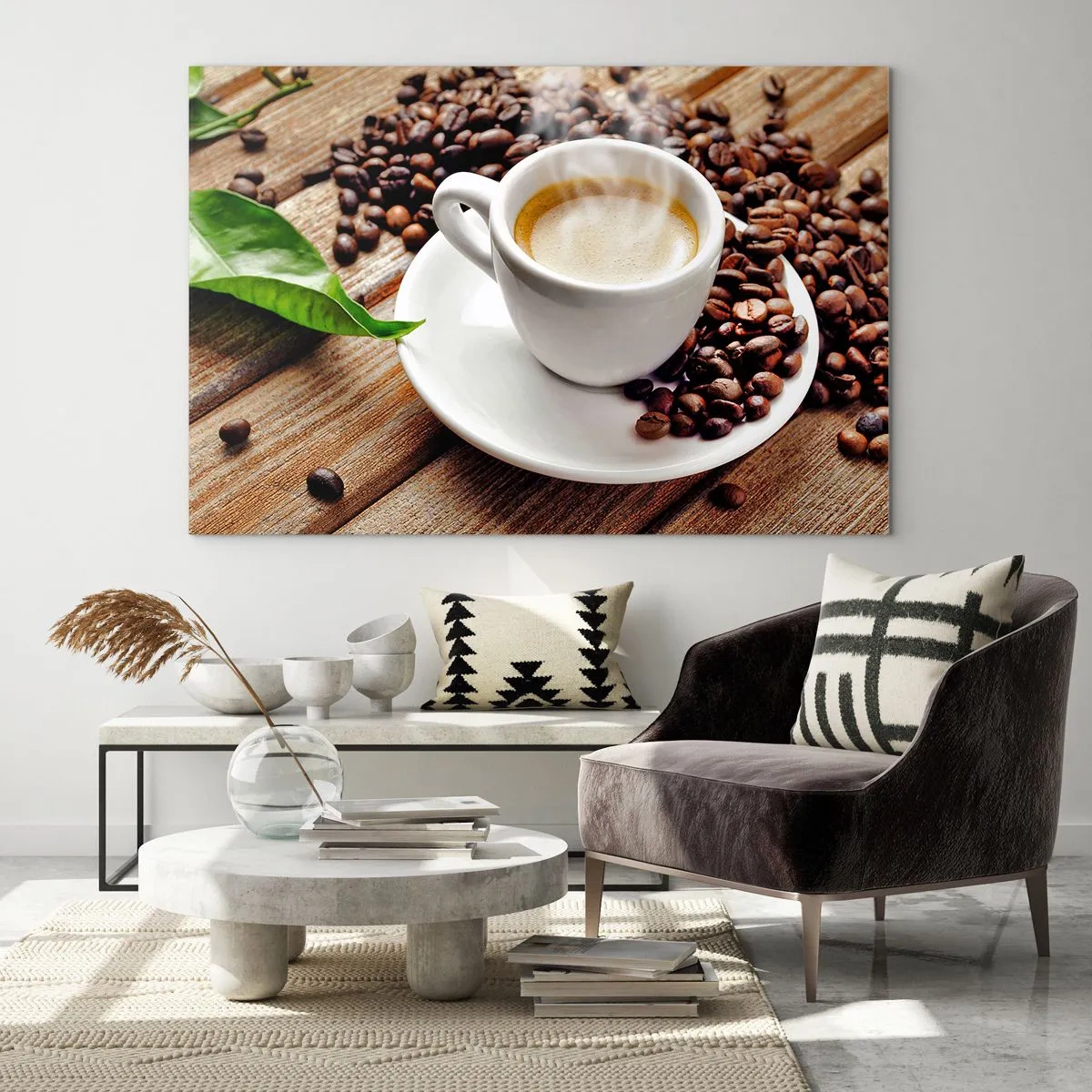Cuadro sobre vidrio - Impresiones sobre Vidrio - Una taza de café rodeada de granos sobre una mesa de madera. - 100x70cm - Café en el banco - Decoración de pared moderna para salón y dormitorio ARTTOR