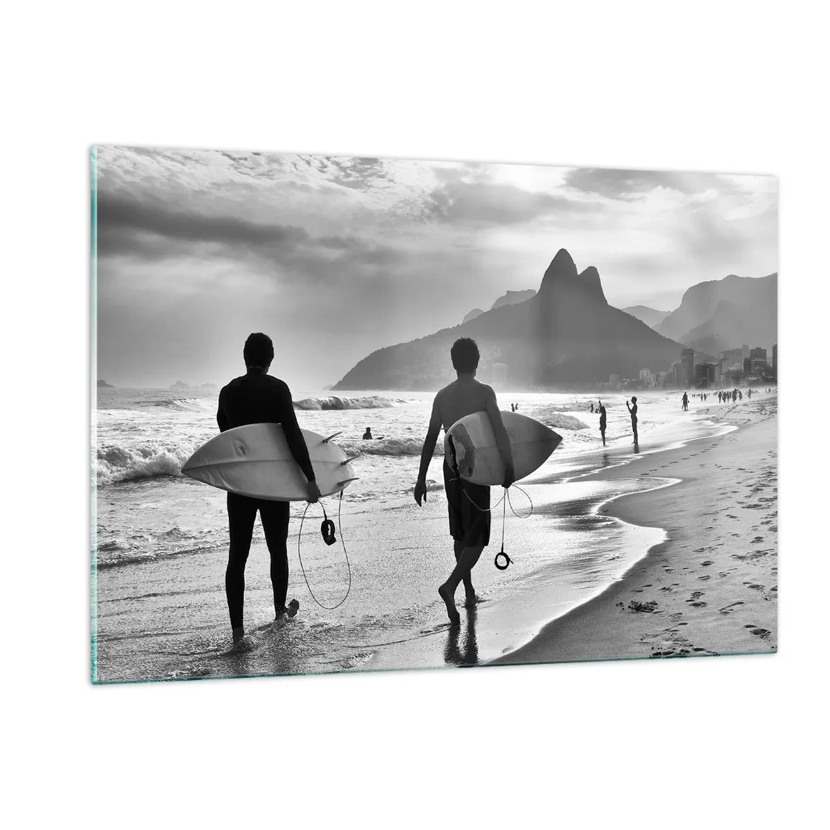 Cuadro sobre vidrio - Impresiones sobre Vidrio - Surfistas en la playa con tablas, composición en blanco y negro. - 120x80cm - Samba para una ola - Decoración de pared moderna para salón y dormitorio ARTTOR