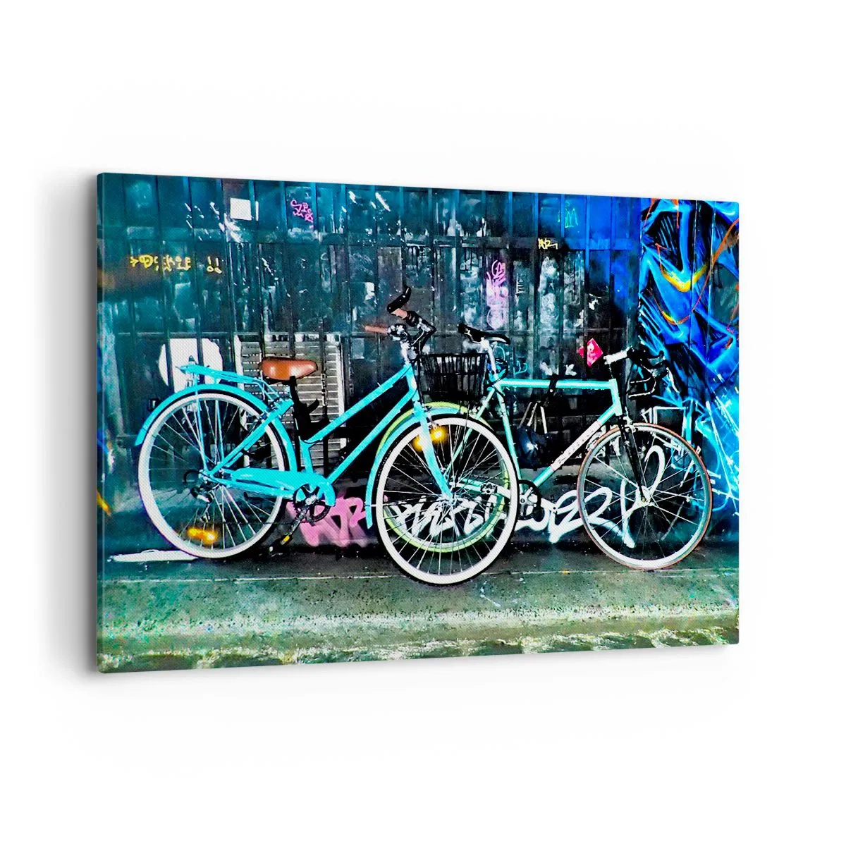 Cuadro sobre lienzo - Impresión de Imagen - Dos bicicletas turquesas sobre un fondo de grafiti urbano. - 120x80cm - La ciudad llama - Decoración de pared moderna para salón y dormitorio ARTTOR
