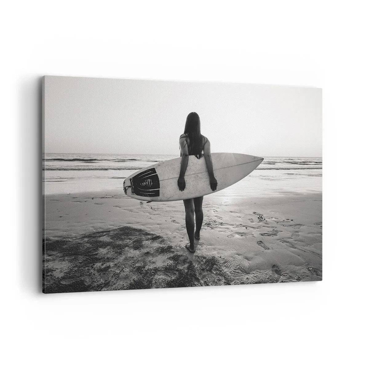 Cuadro sobre lienzo - Impresión de Imagen - Mujer con tabla de surf en la playa en blanco y negro - 120x80cm - Hija de las olas marinas - Decoración de pared moderna para salón y dormitorio ARTTOR