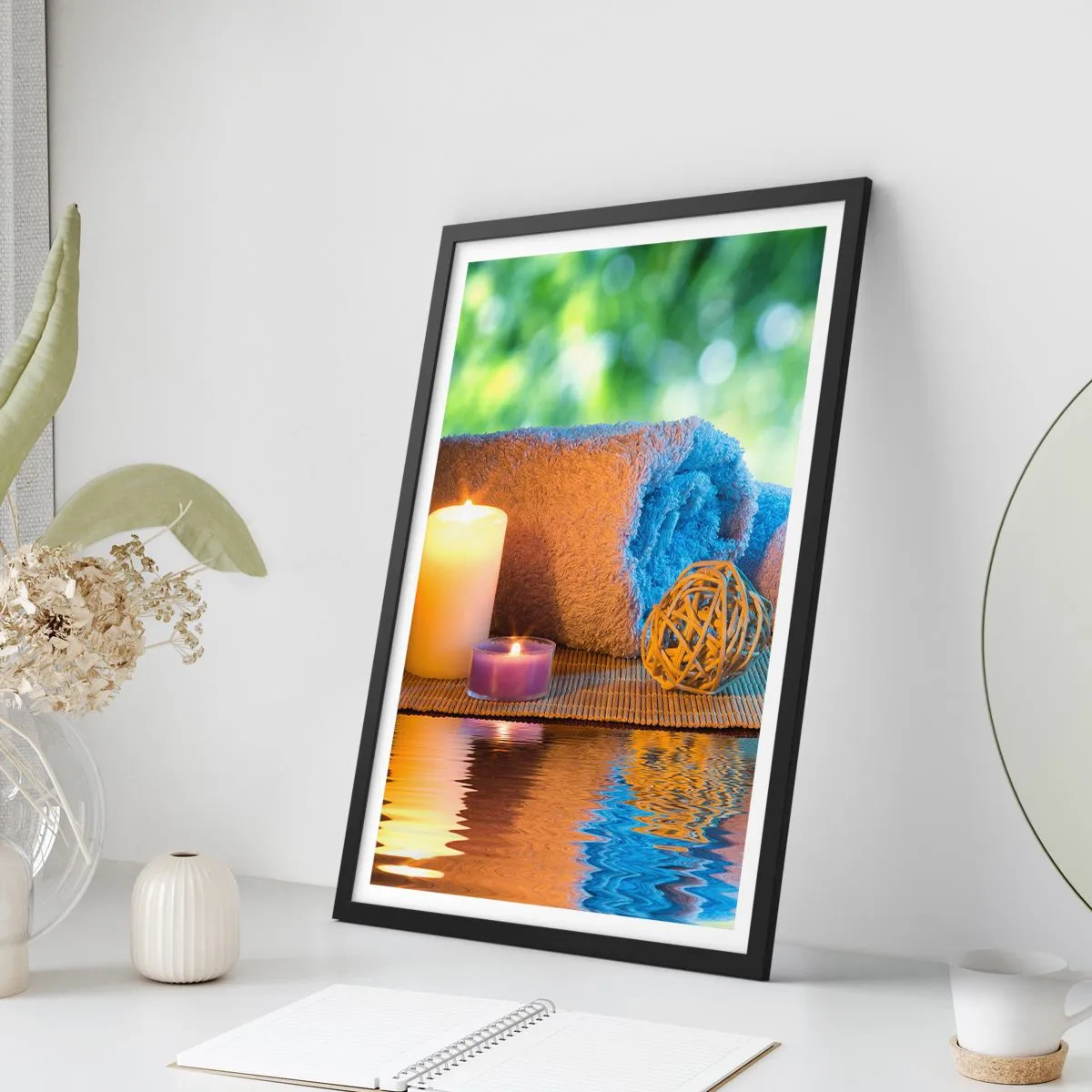 Póster en marco negro - Velas y una toalla frente a un paisaje natural. - 50x70cm - Tiempo para el cuerpo - Decoración de pared moderna para salón y dormitorio ARTTOR