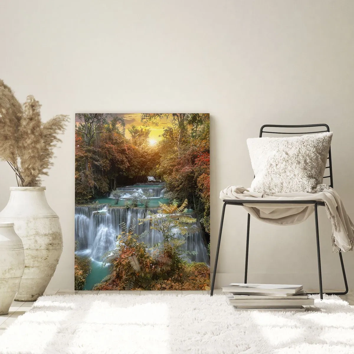 Cuadro sobre vidrio - Impresiones sobre Vidrio - Una pintoresca cascada rodeada de un bosque otoñal al atardecer. - 50x70cm - El tesoro escondido del bosque - Decoración de pared moderna para salón y dormitorio ARTTOR