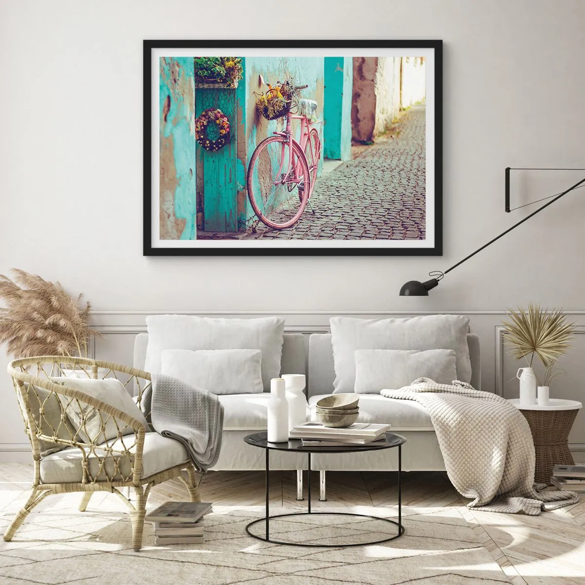 Póster en marco negro - Una bicicleta rosa junto a una puerta turquesa. - 70x50cm - Ahora mismo vuelvo - Decoración de pared moderna para salón y dormitorio ARTTOR