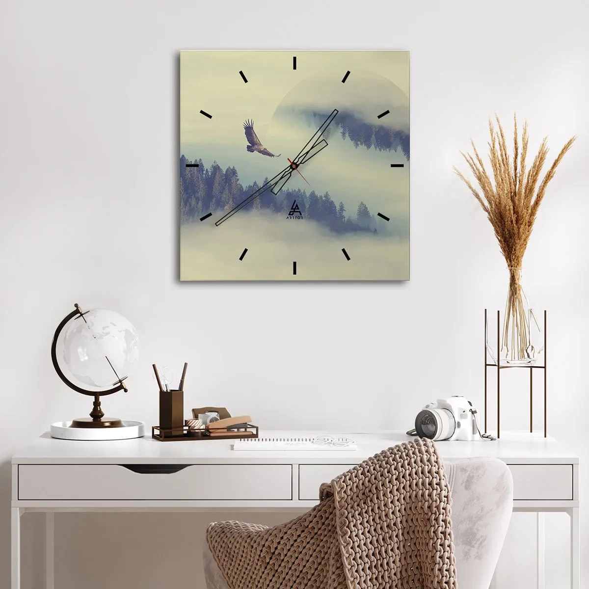 Reloj de pared - Reloj de vidrio - Un águila en vuelo con un telón de fondo de montañas brumosas con un motivo circular artístico. - 30x30cm - Vi la sombra de un águila - Decoración de pared moderna para salón y dormitorio ARTTOR