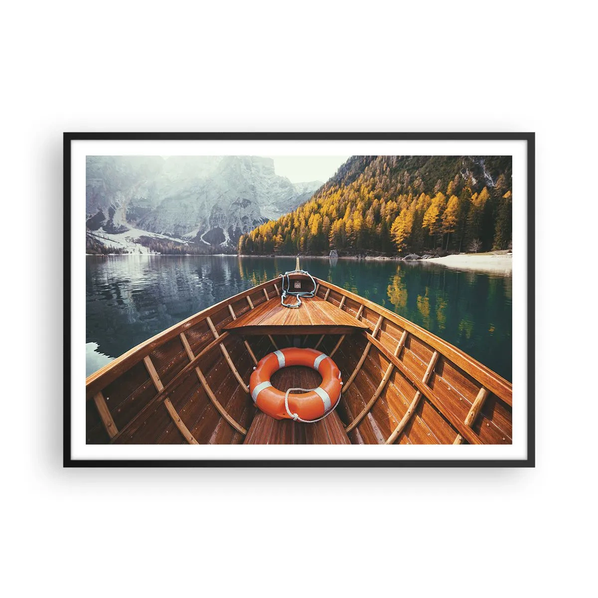 Póster en marco negro - Un barco de madera en un lago de montaña rodeado de bosque. - 100x70cm - Viaje a la montaña - Decoración de pared moderna para salón y dormitorio ARTTOR