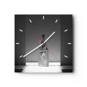 Reloj de pared - Reloj de vidrio - Una pintura en blanco y negro con una escena minimalista de una mujer en un espacio geométrico. - 30x30cm - Sencillez refinada - Decoración de pared moderna para salón y dormitorio ARTTOR