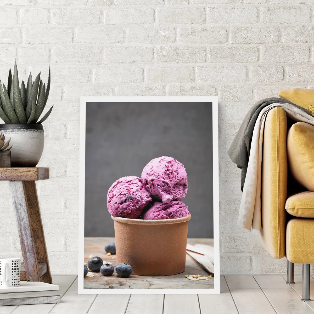 Póster - Bolas de helado de arándanos en un vaso de papel - 50x70cm - Dulzura y frescor - Decoración de pared moderna para salón y dormitorio ARTTOR