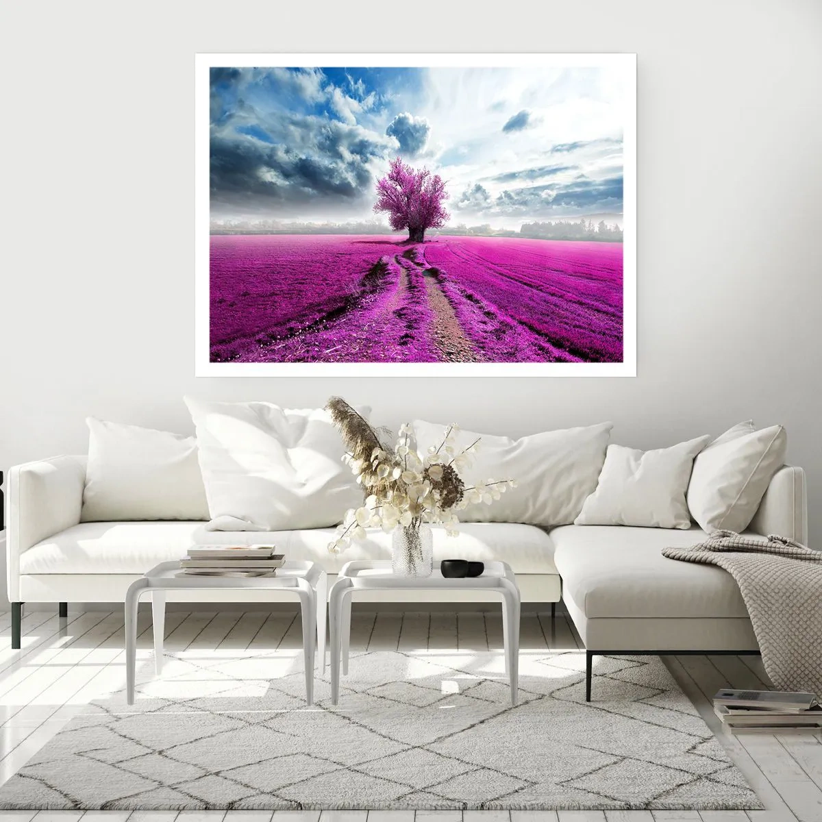 Póster - Un árbol solitario en un campo de un tono rosa intenso. - 100x70cm - El brezal - un encanto - Decoración de pared moderna para salón y dormitorio ARTTOR