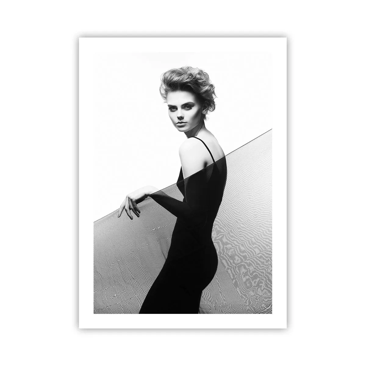 Póster - Una mujer con un vestido negro frente a un paisaje desértico. - 50x70cm - Mirada magnética - Decoración de pared moderna para salón y dormitorio ARTTOR