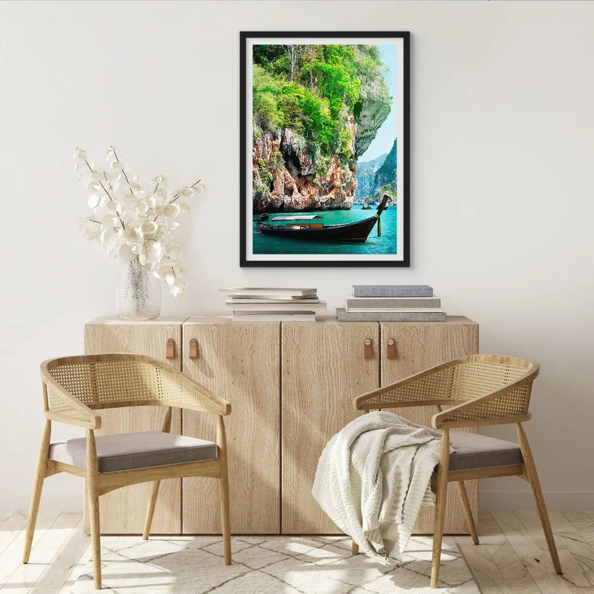 Póster en marco negro - Un barco tradicional con el telón de fondo de pintorescas rocas y vegetación. - 50x70cm - Una invitación a un viaje exótico - Decoración de pared moderna para salón y dormitorio ARTTOR