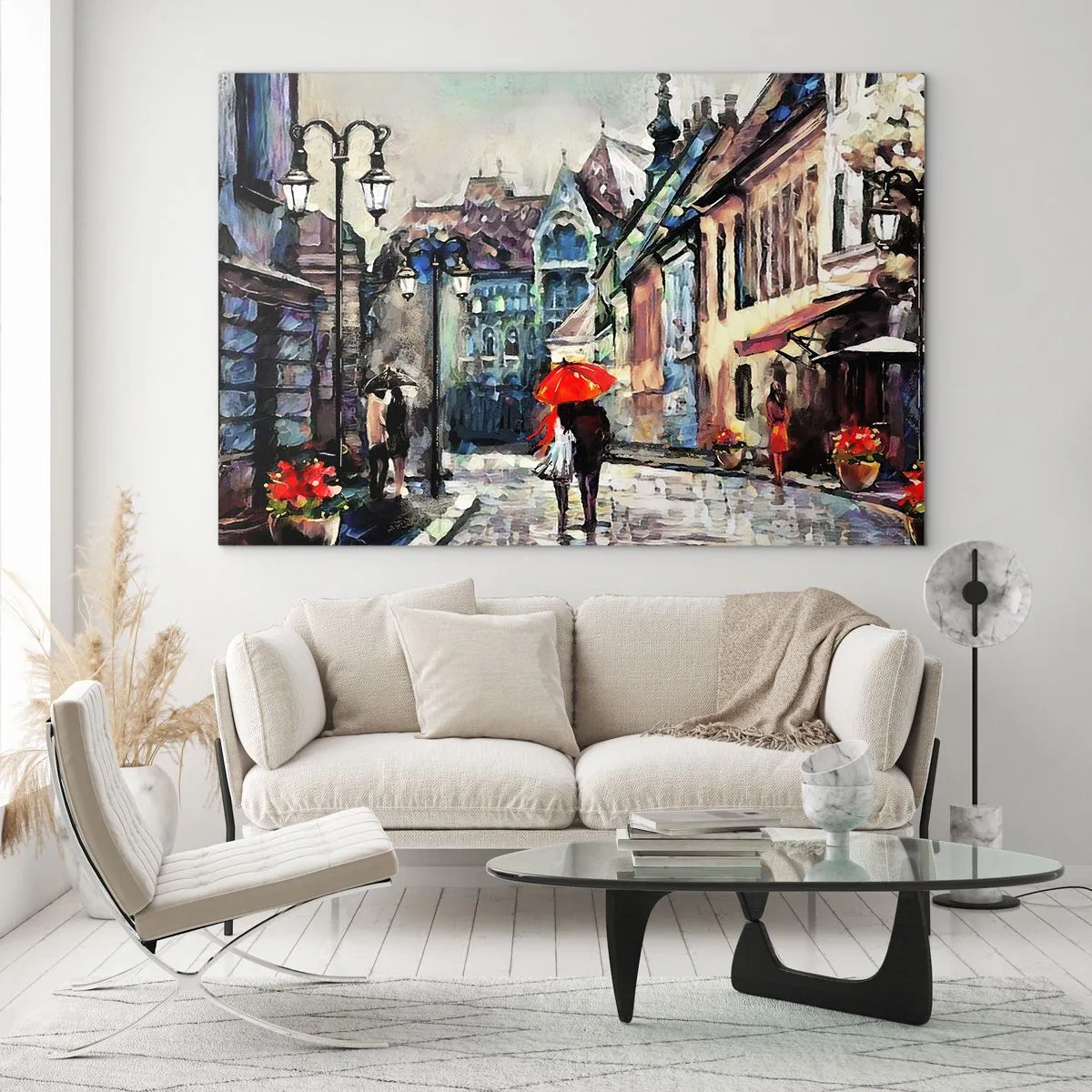 Cuadro sobre vidrio - Impresiones sobre Vidrio - Una pareja bajo un paraguas rojo paseando por una calle pintoresca. - 120x80cm - Lluvia para dos - Decoración de pared moderna para salón y dormitorio ARTTOR