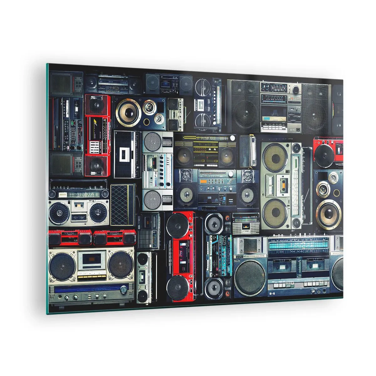 Cuadro sobre vidrio - Impresiones sobre Vidrio - Un collage de radios retro y grabadoras sobre un fondo oscuro. - 70x50cm - Nostalgia de los 80. - Decoración de pared moderna para salón y dormitorio ARTTOR
