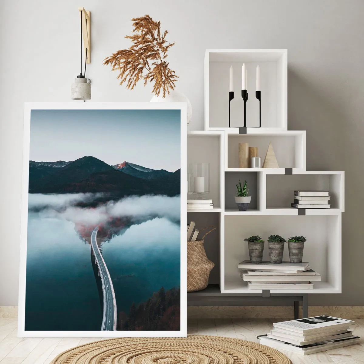 Póster - Un puente sobre un lago tranquilo, que refleja las montañas en el fondo. - 50x70cm - Sobre el agua lisa como un espejo - Decoración de pared moderna para salón y dormitorio ARTTOR