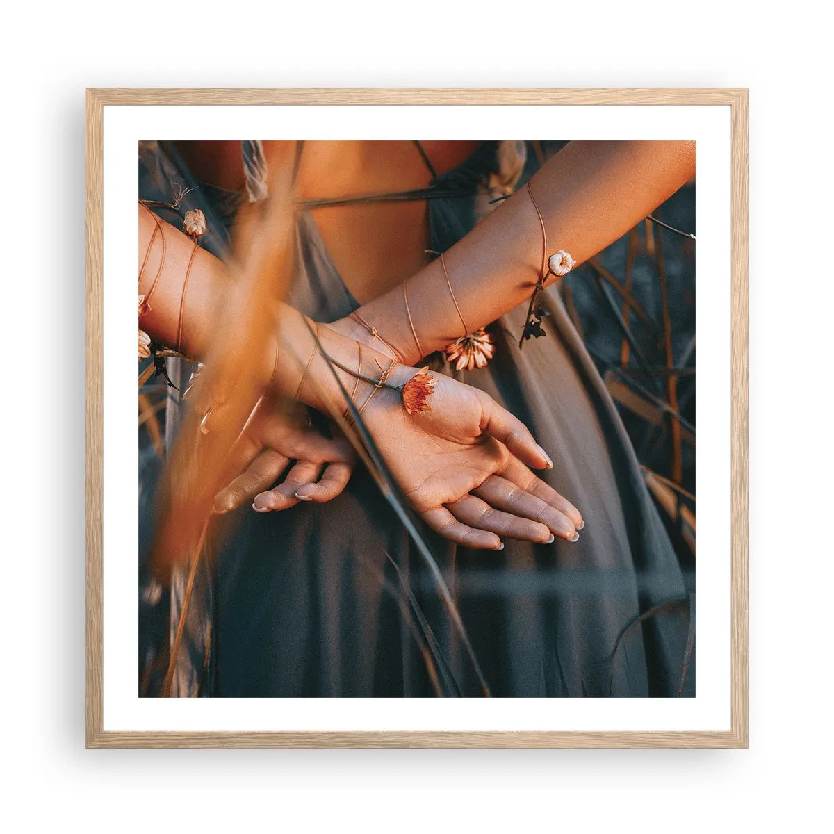 Póster en marco roble claro - Conectada con la naturaleza - 60x60 cm