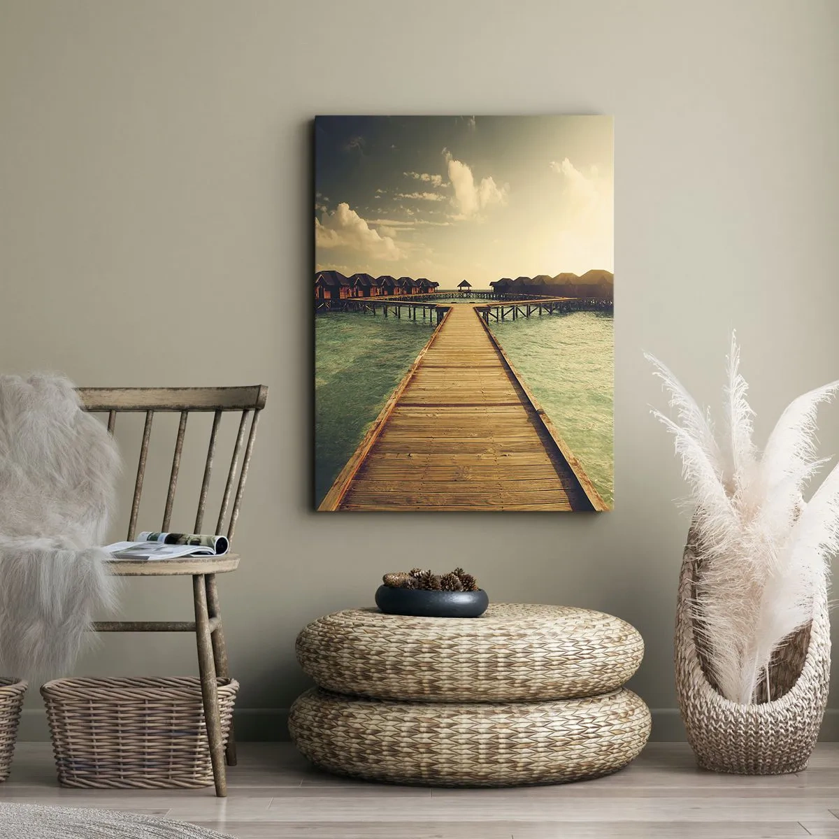 Cuadro sobre lienzo - Impresión de Imagen - Un embarcadero de madera que conduce a las casas sobre el agua, iluminadas por los rayos del sol. - 50x70cm - Una cálida invitación - Decoración de pared moderna para salón y dormitorio ARTTOR