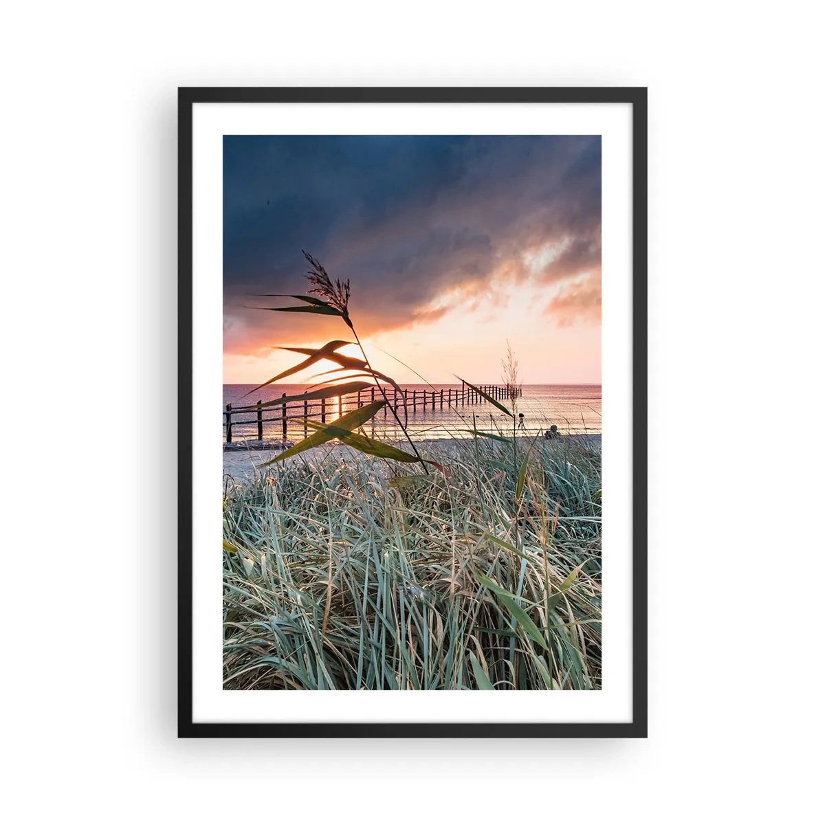 Póster en marco negro - Un muelle junto al mar rodeado de césped durante la puesta de sol. - 50x70cm - Bailando con el viento - Decoración de pared moderna para salón y dormitorio ARTTOR