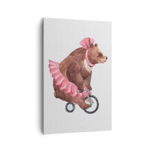 Cuadro sobre lienzo - Impresión de Imagen - Un osito de peluche con una falda rosa en una bicicleta de estilo retro. - 80x120cm - ¡Qué circo! - Decoración de pared moderna para salón y dormitorio ARTTOR