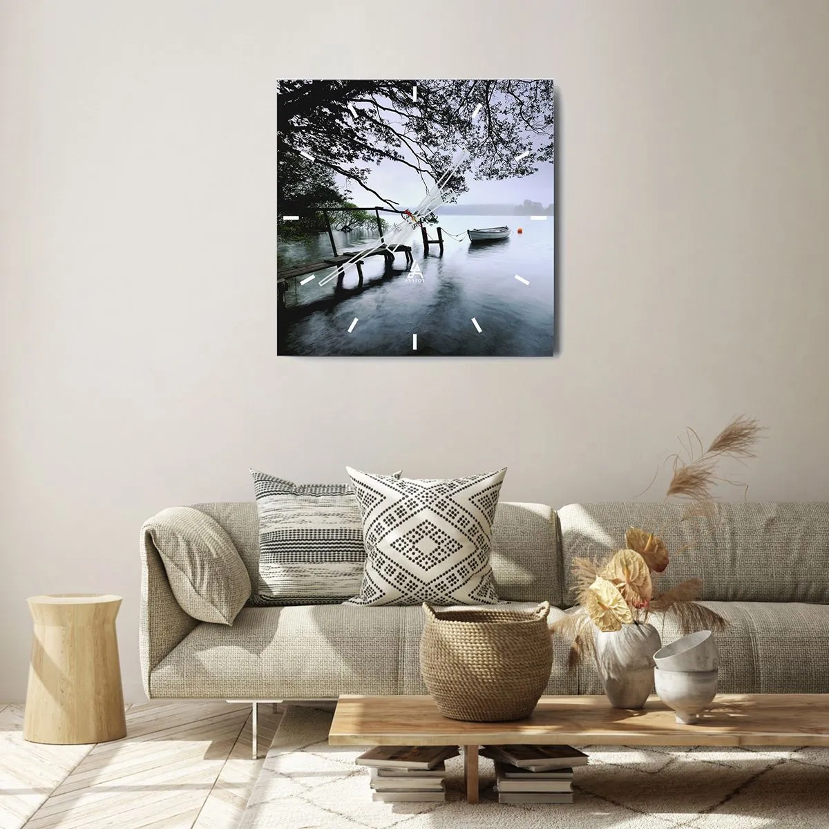 Reloj de pared - Reloj de vidrio - Un embarcadero sobre el agua con un barco al fondo rodeado de un paisaje brumoso. - 30x30cm - Ya estás descansando - Decoración de pared moderna para salón y dormitorio ARTTOR