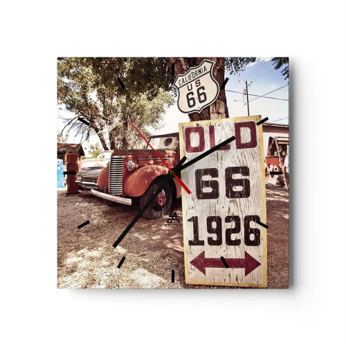 Reloj de pared - Reloj de vidrio - Coche retro y cartel de la Ruta 66 en un entorno rústico - 30x30cm - Una leyenda de la América profunda - Decoración de pared moderna para salón y dormitorio ARTTOR