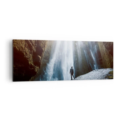 Cuadro sobre lienzo - Impresión de Imagen - Una figura con el telón de fondo de una majestuosa cascada en un desfiladero rocoso. - 140x50cm - Impresionante vista - Decoración de pared moderna para salón y dormitorio ARTTOR